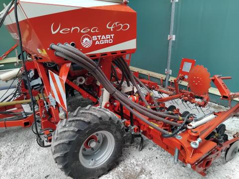 Pneusej Venga 450 vontatott gabonavetőgép