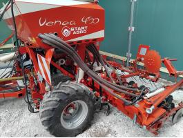 Pneusej Venga 450 vontatott gabonavetőgép