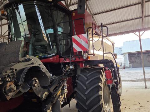 Case IH 6140 Axial-Flow kombájn vario gabonaasztallal, kukorica- és napraforgó adapterrel, 2015