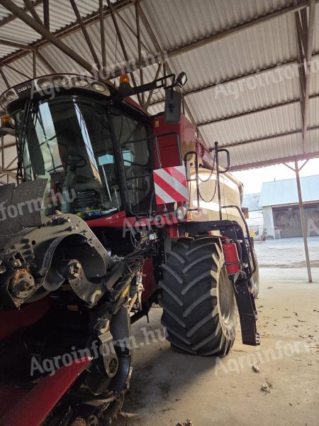 Case IH 6140 Axial-Flow kombájn vario gabonaasztallal, kukorica- és napraforgó adapterrel, 2015