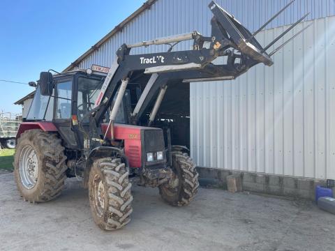 MTZ 820.4 TracLift homlokrakodóval