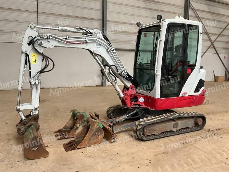Takeuchi TB 225 / 2019 / 2.663 üzemóra / Lízing 20%-tól