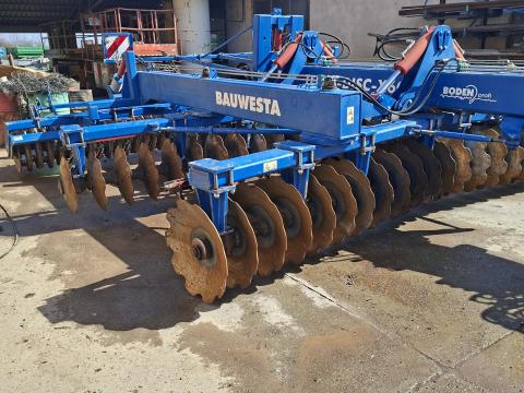 Bauwesta 6 méteres tárcsa rögtörő hengerrel Bauwesta 6 méteres tárcsa rögtörő hengerrel
