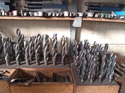 Tokmányok,  forgácsoló szerszámok,  amerikai whitworth menetfúrók