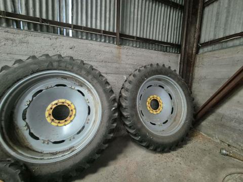 Újszerű ( 1 szezont futott) művelőkerék szett John Deere 6150R-6215R traktorhoz eladó Újszerű ( 1 szezont futott) művelőkerék szett John Deere 6150R-6215R traktorhoz eladó