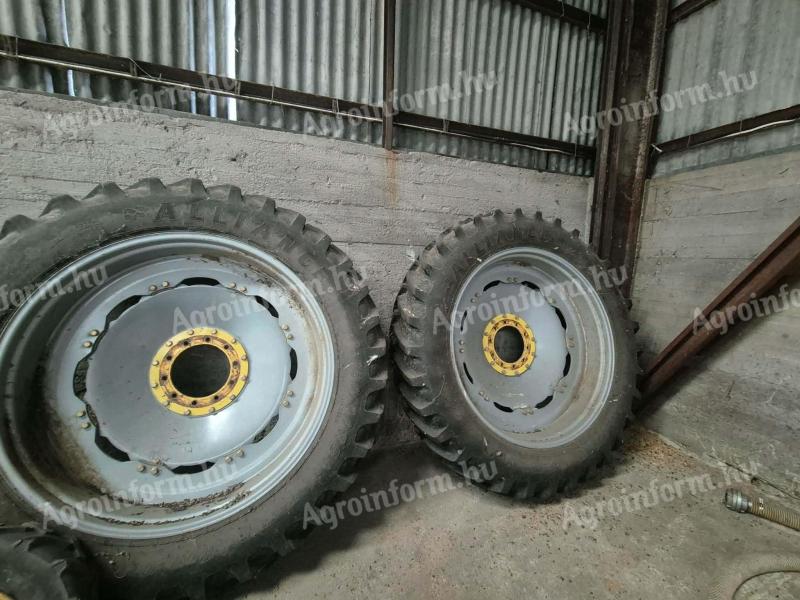 Újszerű ( 1 szezont futott) művelőkerék szett John Deere 6150R-6215R traktorhoz eladó