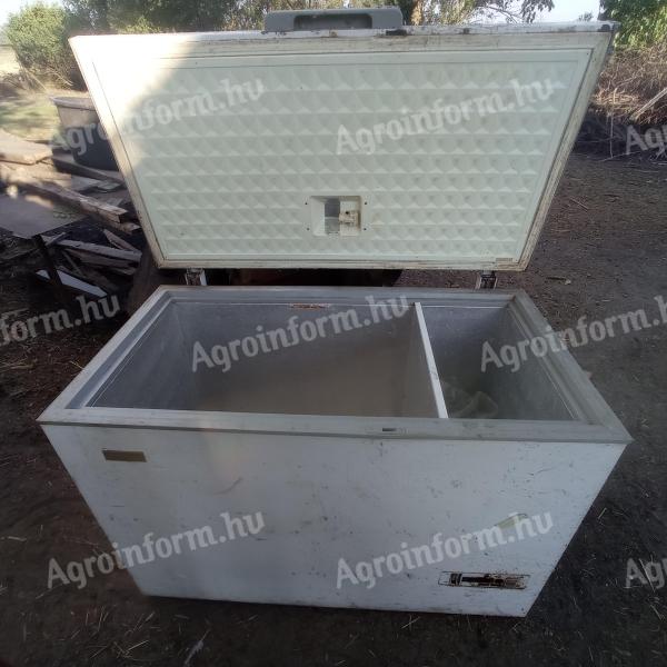 Fagyasztóláda Kiskunfélegyházán – csak tárolásra alkalmas, jól záródó, ép belsejű – sérült