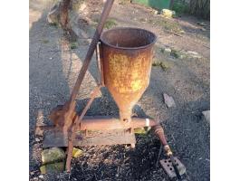 Kézi hajtású retro tömőgép Kiskunfélegyházán – felújításra