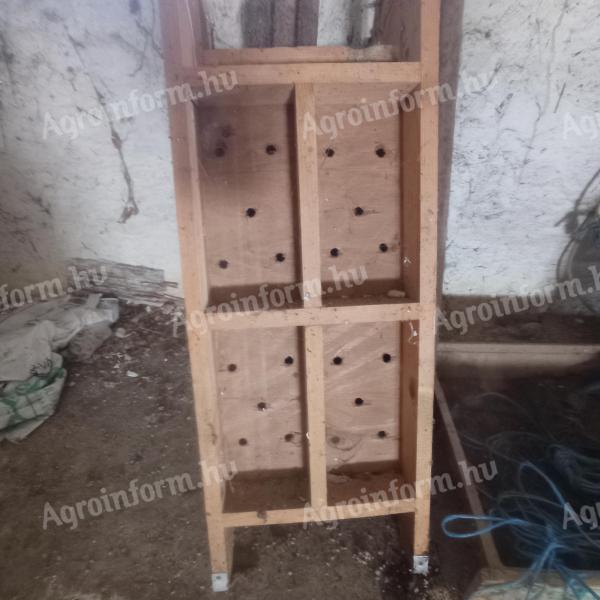 Kézi vályogvetők Kiskunfélegyházán, többféle méretű téglához