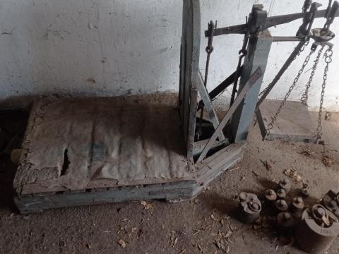 Régi antik fa mázsa súlyokkal eladó Kiskunfélegyházán Régi antik fa mázsa súlyokkal eladó Kiskunfélegyházán