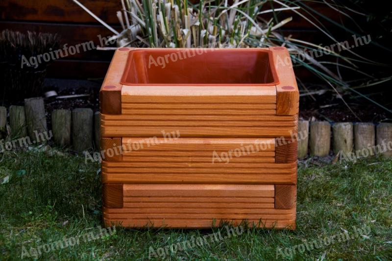 Fa virágláda műanyag betéttel