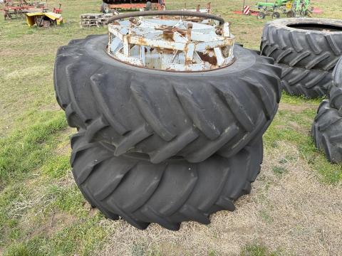 20,8-38 komplett ikerkerék John Deere, New Holland, Case IH, MF, stb. 20,8-38 komplett ikerkerék John Deere, New Holland, Case IH, MF, stb.