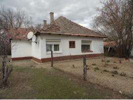 Újszilváson, erdei környezetben, felújított tanya eladó