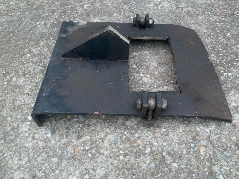 Kistraktor súlytartó.