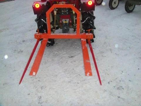 Komondor RVBT-300 függesztett raklapvilla+bálatüske