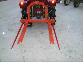 Komondor RVBT-300 függesztett raklapvilla+bálatüske