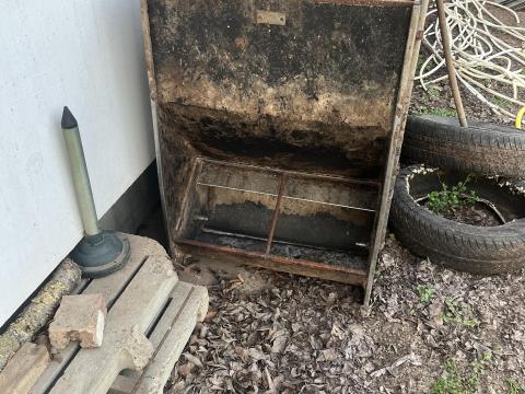 Eladó dupla sertésetető