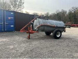 Bauer 4000 l-es szippantó, vízszállító kocsi