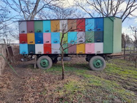 Eladó 60 méhcsaládos méheskocsi méhekkel együtt