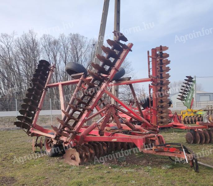 IH 9,8 méteres tárcsa újszerű tárcsalapokkal