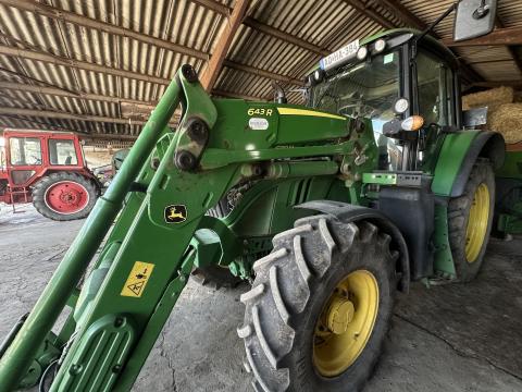 John Deere 6130M traktor, 643R homlokrakodóval és Black Bull magasürítésű gabonakanálal John Deere 6130M traktor, 643R homlokrakodóval és Black Bull magasürítésű gabonakanálal