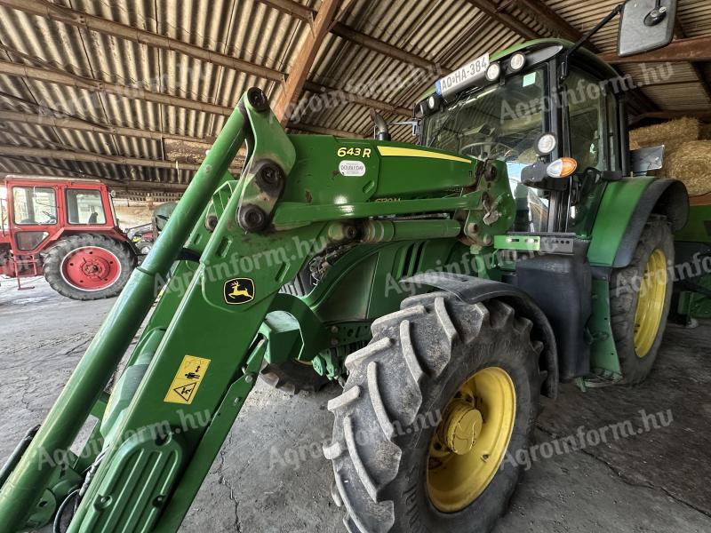 John Deere 6130M traktor, 643R homlokrakodóval és Black Bull magasürítésű gabonakanálal