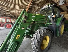 John Deere 6130M traktor, 643R homlokrakodóval és Black Bull magasürítésű gabonakanálal