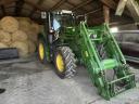 John Deere 6130M traktor, 643R homlokrakodóval és Black Bull magasürítésű gabonakanálal