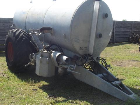 8000 literes lajt kijuttató kerettel,  horganyzott alváz és tartály