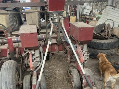 IH Rauh tárcsás szemenkénti vetőgép eladó IH Rauh tárcsás szemenkénti vetőgép eladó