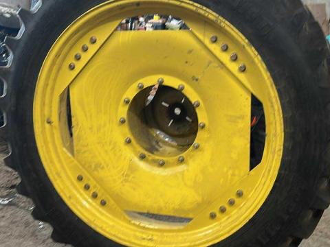 ELADÓ John Deere 6820 1 pár hátsó ápolókerék - 320/90 R46 ELADÓ John Deere 6820 1 pár hátsó ápolókerék - 320/90 R46