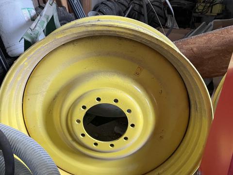 ELADÓ egy John Deere M952i permetező eredeti 2db felni - DW13 x 46, WZW11313 ELADÓ egy John Deere M952i permetező eredeti 2db felni - DW13 x 46, WZW11313