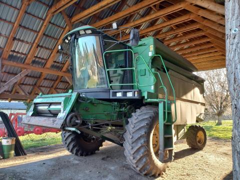 JD kombájn 2 adapterrel eladó mezőgazdasági tevékenység felszámolása miatt