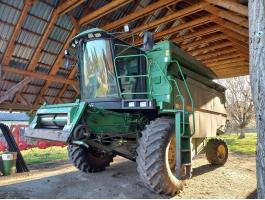 JD kombájn 2 adapterrel eladó mezőgazdasági tevékenység felszámolása miatt