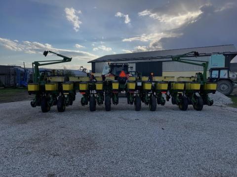 John Deere szemenkénti vetőgép kiváló állapotban eladó
