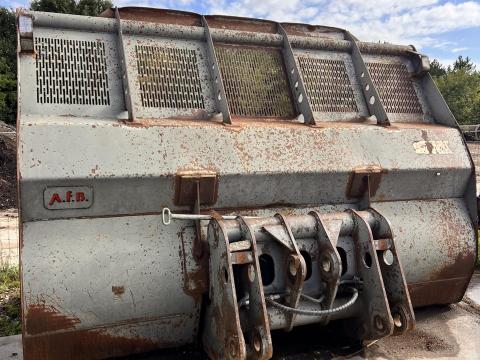 10 köbméteres Liebherr 556 kanál eladó