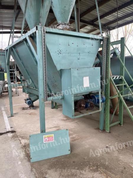 Adagoló tartály kihordó csigával