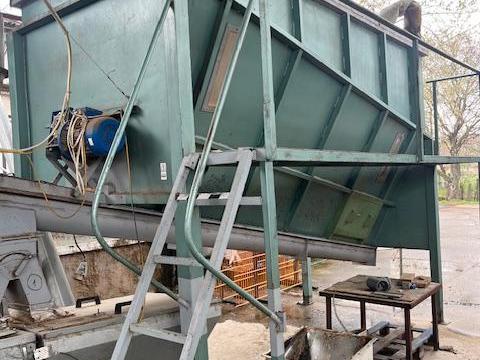 Terménytároló siló kihordó csigával Terménytároló siló kihordó csigával