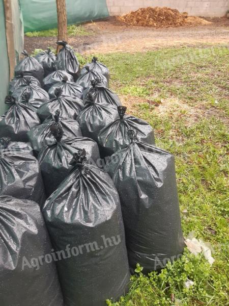 Eladó zsákolt, darált lótrágya