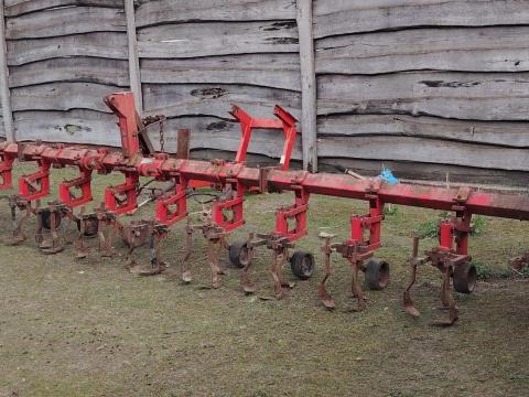 ZSMK 12 soros sorművelő kultivátor traktor elejére szerelhető konzollal ZSMK 12 soros sorművelő kultivátor traktor elejére szerelhető konzollal