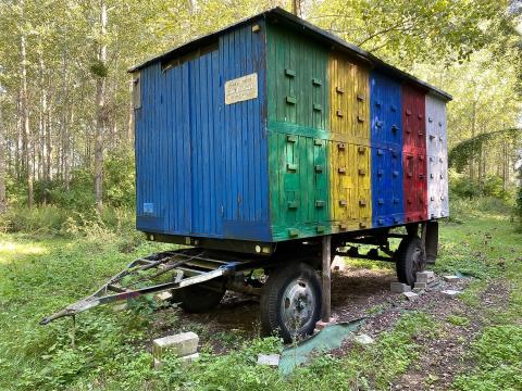 Méhész konténer eladó – 60 családos, szekrényes kialakítás