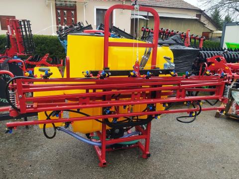 P-319 lengyel szántóföldi permetezők 3 állású szórófejjel, 120 literes, négy membrános szivattyúval, talajkövető kerettel