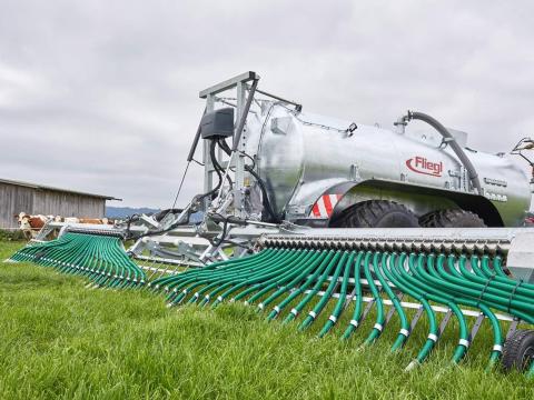 FLIEGL HFW és PFW hígtrágya injektáló tartálykocsik - csöves-tárcsás-gruberes kijuttatókkal 20000-27500 liter