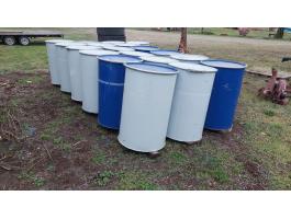 Eladó 200 literes zárófedeles fém hordó