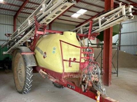 Hardi vagy Kertitox vontatott permetezőt keresek