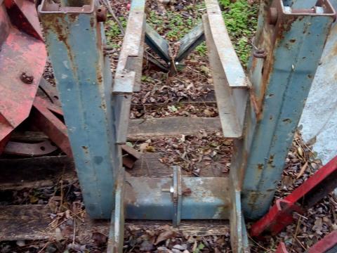 Homlokrakodóhoz tartókonzol munkahengerekkel