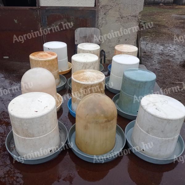 12 db kúpos itató (műanyag) Kiskunfélegyházán