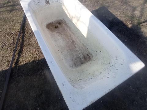 Öntöttvas kádak (3 db) Kiskunfélegyházán ló, szarvasmarha, szamár itatására