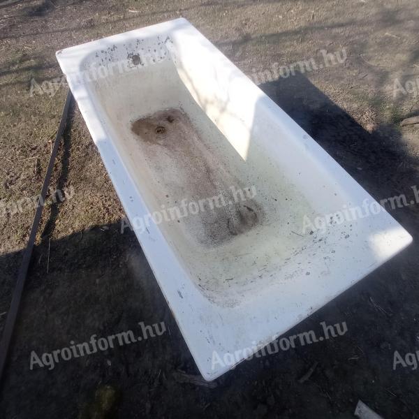 Öntöttvas kádak (3 db) Kiskunfélegyházán ló, szarvasmarha, szamár itatására