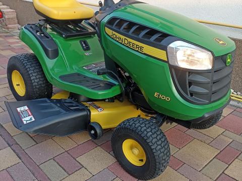 Eladó John Deere fűnyíró traktor újszerű állapotban Eladó John Deere fűnyíró traktor újszerű állapotban
